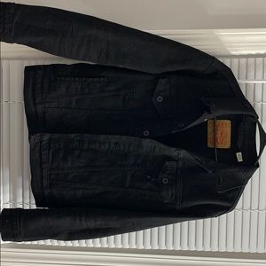 Distressed Men Levi’s jean jacket jet black small